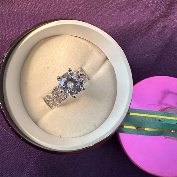 1.5 carat .925  silver ring. Sz 7 - Picture 2 of 10